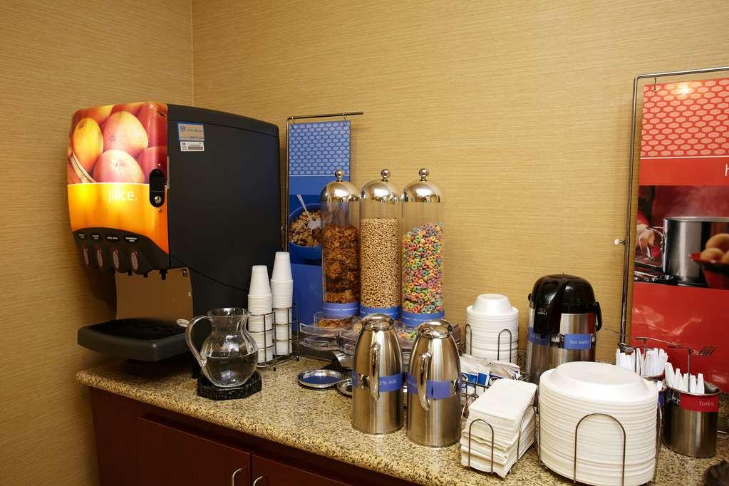 Hampton Inn Fairmont Restaurant photo