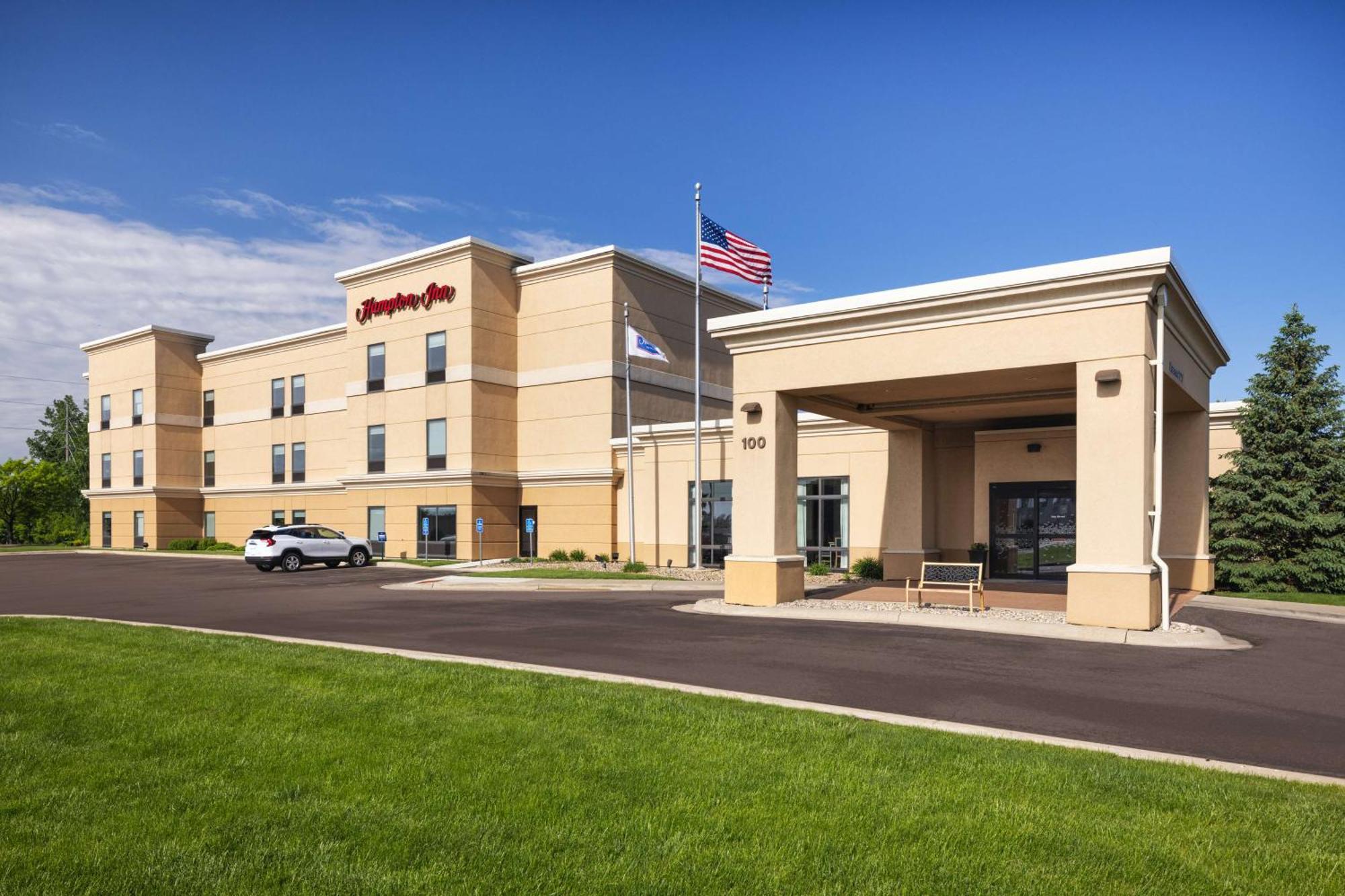 Hampton Inn Fairmont Exterior photo