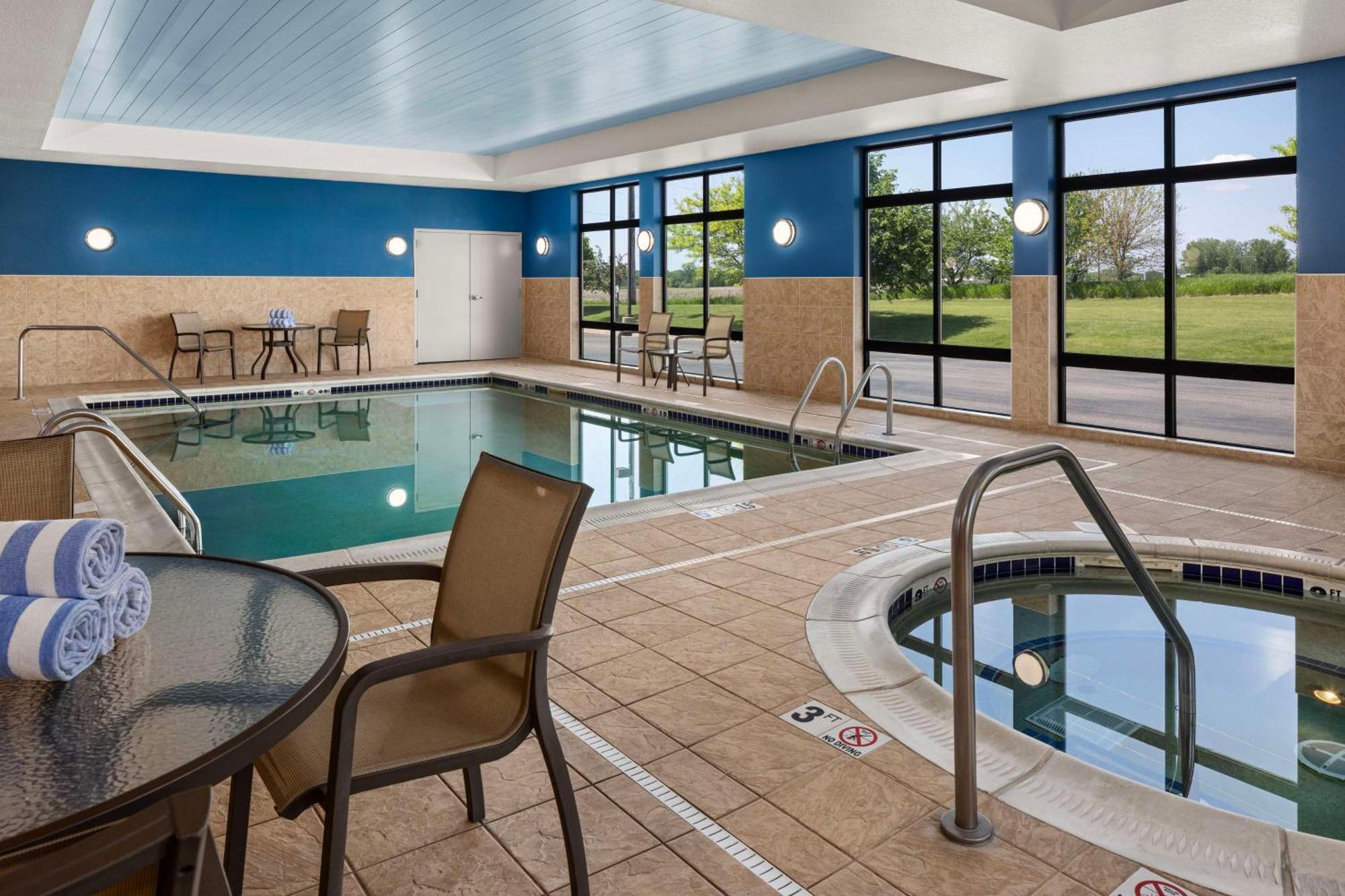 Hampton Inn Fairmont Exterior photo