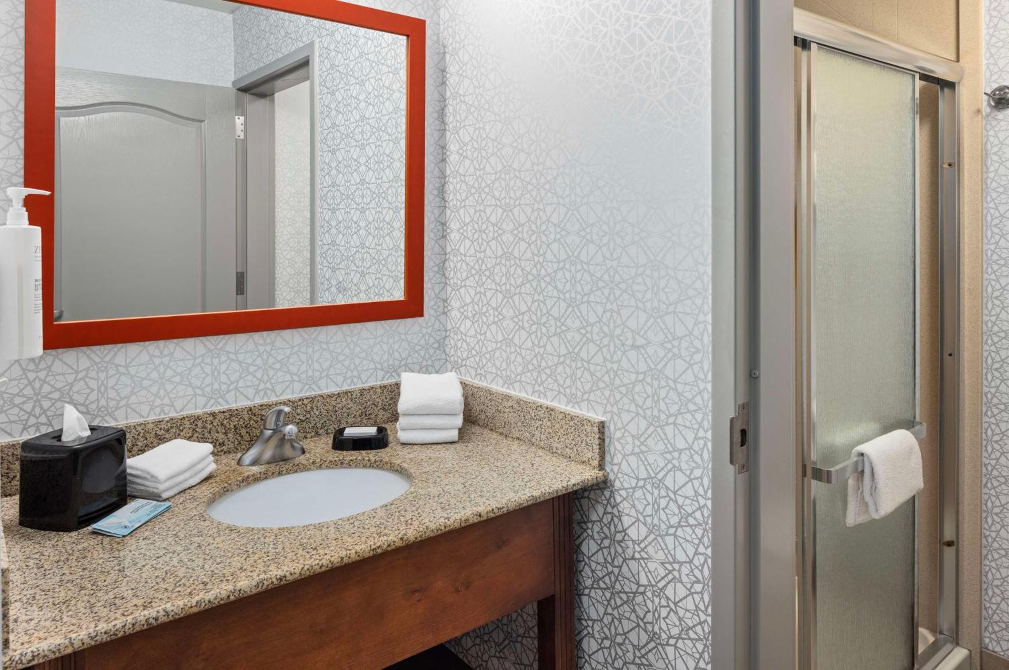Hampton Inn Fairmont Exterior photo